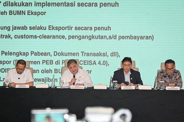Menko Perekonomian Airlangga Hartarto bersama Menkeu Purbaya Yudhi Sadewa, COO Danantara Dony Oskaria, dan Kepala Bakom Muhammad Qodari menyampaikan Konpers Persiapan Operasional PT Danantara Sumberdaya Indonesia di Jakarta, Minggu (31/5/2026). Foto: Sulthony Hasanuddin/ANTARA FOTO