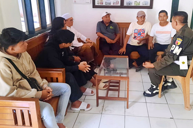 Keluarga DN, remaja yang dianiaya pria tak dikenal di Situbondo datangi Subdenpom V/3-5 Situbondo. Foto: Dok. Istimewa