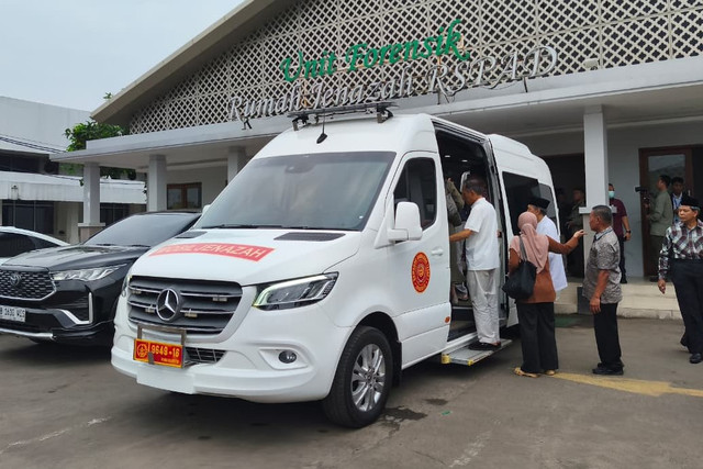 Ambulans yang membawa peti jenazah Menteri Pertahanan (Menhan) periode 2014-2019 Jenderal TNI (Purn) Ryamizard Ryacudu di RSPAD Gatot Subroto, Jakarta, Minggu (31/5/2026). Foto: Aditya Nugraha/kumparan