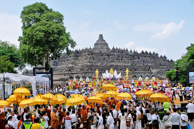 Sejumlah peserta kirab perayaan Tri Suci Waisak 2570 BE/2026 memasuki halaman Candi Borobudur, Magelang, Jawa Tengah, Minggu (31/5/2026). Foto: Anis Efizudin/ANTARA FOTO