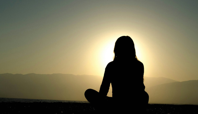 Ilustrasi meditasi untuk trauma. Foto Unsplash.