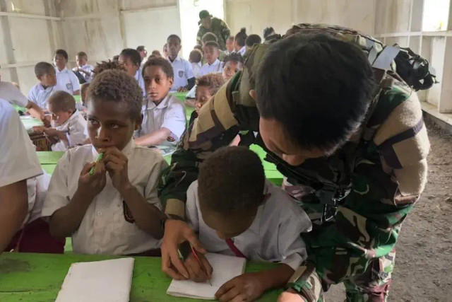 Prajurit TNI mengajarkan membaca, menulis dan berhitung kepada anak-anak sekolah di wilayah Kampung Tomka, Pegunungan Bintang, Sabtu (30/5/2026). Foto: Instagram/@puspentni