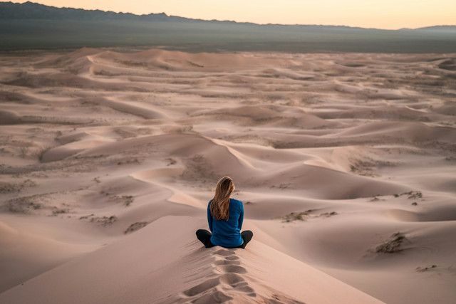 Ilustrasi meditasi untuk anxiety. Foto Unsplash.