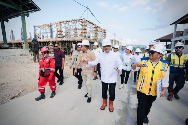 Menteri Sosial Saifullah Yusuf (Gus Ipul) meninjau langsung pembangunan Sekolah Rakyat permanen di Kupang, NTT, pada Minggu (31/5/2026). Foto: Kemensos RI