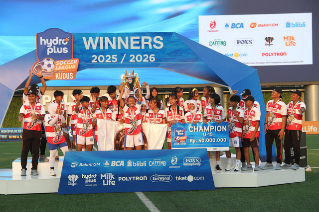 Selebrasi tim Scorpion FC saat merayakan juara U-15 Hydroplus Soccer League Kudus 2025/26 di Supersoccer Arena, Minggu (31/5). Foto: Vega Ma'arrijil Ula/kumparan