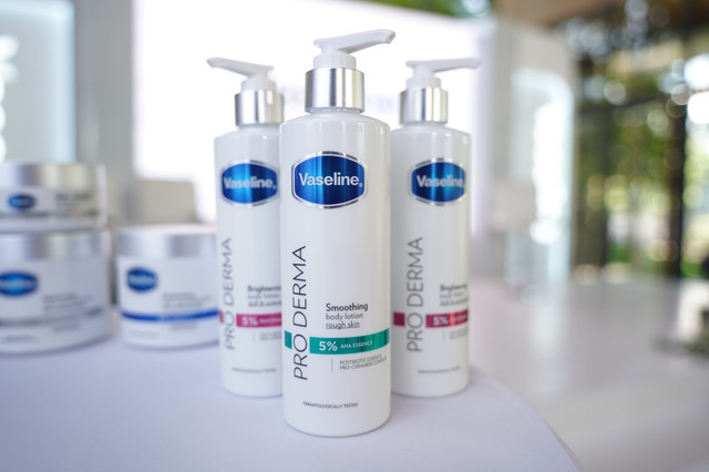 Vaseline Pro Derma, lini perawatan kulit tubuh yang berfokus pada skin barrier. Foto: Vaseline