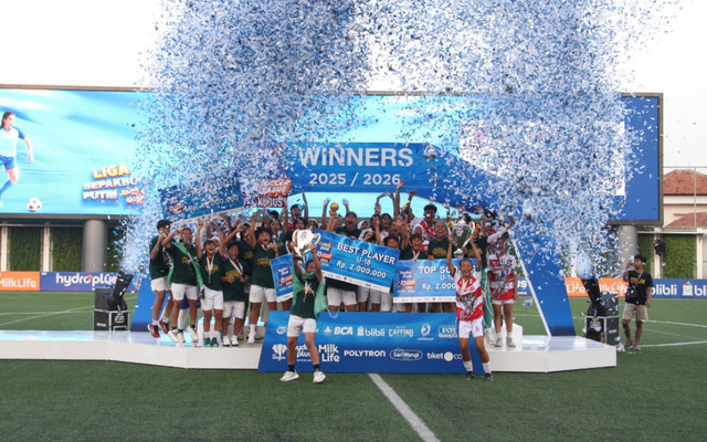 Samba Persada Women dan Scorpion FC merayakan juara Hydroplus Soccer League Kudus 2025/26 di Supersoccer Arena, Minggu (31/5). Foto: Vega Ma'arrijil Ula/kumparan