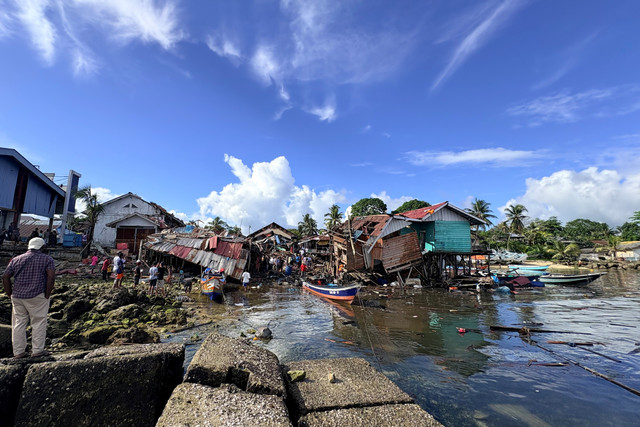 Warga melihat bangunan rusak terdampak ledakan di Kompleks Perikanan, Distrik Biak Kota, Kabupaten Biak Numfor, Papua, Minggu (31/5/2026). Foto: Danang/ANTARA FOTO