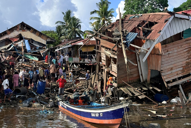 Warga melihat bangunan rusak terdampak ledakan di Kompleks Perikanan, Distrik Biak Kota, Kabupaten Biak Numfor, Papua, Minggu (31/5/2026). Foto: Danang/ANTARA FOTO