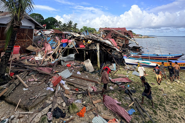 Warga melihat bangunan rusak terdampak ledakan di Kompleks Perikanan, Distrik Biak Kota, Kabupaten Biak Numfor, Papua, Minggu (31/5/2026). Foto: Danang/ANTARA FOTO