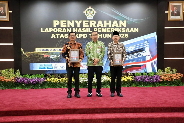 Bupati Jember Gus Fawait saat menerima laporan pemeriksaan BPK, Jumat (29/5/2026). Foto: Pemkab Jember