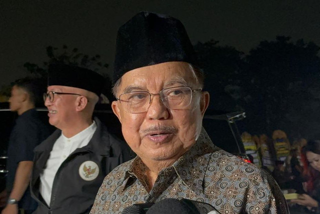 Wakil Presiden ke-10 dan ke-12 Jusuf Kalla di rumah duka Menteri Pertahanan (Menhan) periode 2014-2019 Jenderal TNI (Purn) Ryamizard Ryacudu di Perumahan Puri Wira Bhakti, Cikeas, Bogor, Minggu (31/5/2026). Foto: Nauval Pratama/kumparan