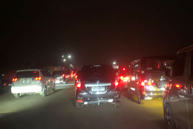 Macet parah di Exit Tol Jagorawi arah Puncak-Ciawi, Bogor, Minggu (31/5/2026).  Foto: Mirsan Simamora/kumparan