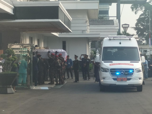 Jenazah eks Menteri Pertahanan, Jenderal TNI (Purn) Ryamizard Ryacudu saat tiba di Kementerian Pertahanan, Jakarta Pusat, Senin (1/6/2026). Foto: Ryan Iqbal/kumparan