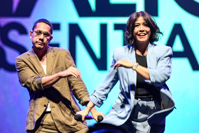 Vokalis Maliq & D'essentials Angga Puradiredja (kiri) dan Indah (kanan) tampil pada acara Java Jazz Festival 2026 di Nusantara International Convention Exhibition (NICE) PIK 2, Tangerang, Banten, Minggu (31/5/2026). Foto: Fauzan/ANTARA FOTO