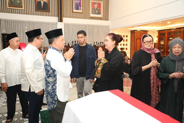 Mendagri Tito Karnavian bertakziah ke kediaman almarhum mantan Menhan Ryamizard Ryacudu. di Kompleks Puri Wira Bhakti, Cikeas, Bogor, Jawa Barat, Minggu (31/5/2026) Foto: Dok. Kemendagri
