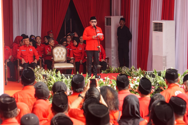Sekretaris Jenderal Partai PDIP, Hasto Kristiyanto bertindak sebagai inspektur upacara dalam peringatan Hari Lahir Pancasila yang digelar di halaman Masjid At-Taufiq DPP PDI Perjuangan, Lenteng Agung, Jakarta, Senin (1/6/2026). Foto: Iqbal Firdaus/kumparan