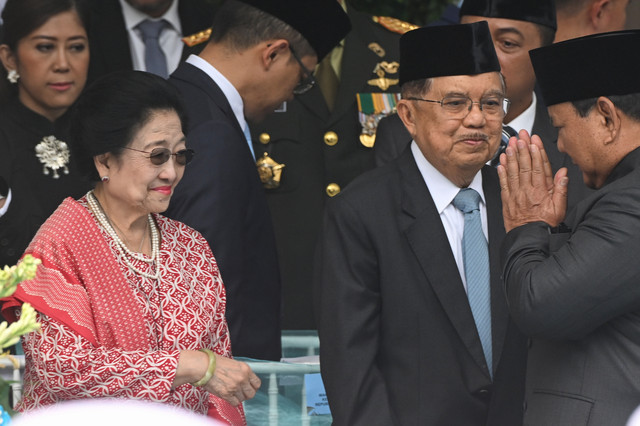 Presiden Prabowo Subianto menyapa Presiden ke-5 RI Megawati Soekarnoputri dan Wapres ke-10 & ke-12 RI Jusuf Kalla usai upacara Hari Lahir Pancasila di Gedung Pancasila, Kementerian Luar Negeri, Jakarta, Senin (1/6/2026). Foto: Bayu Pratama S/ANTARA FOTO