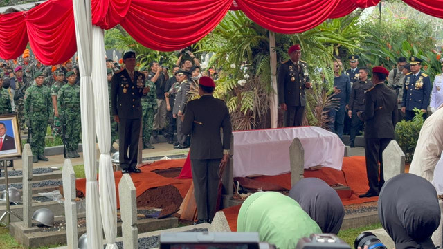 Upacara pemakaman Jenderal TNI (Purn) Ryamizard Ryacudu di Taman Makam Pahlawan, Kalibata, Jakarta Selatan, Senin (1/6/2026). Foto: Nauval Pratama/kumparan