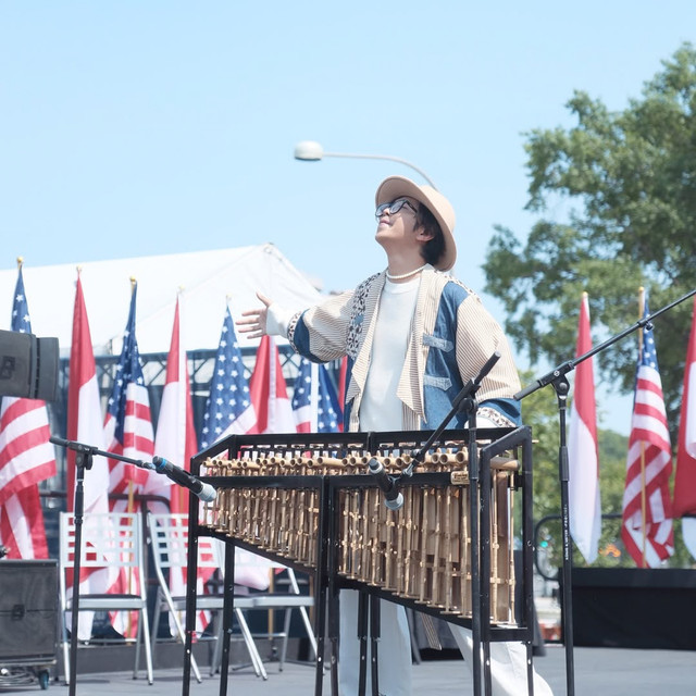 Manshur Angklung tampil bermain angklung di Capital Hill, Washington D.C., Amerika Serikat. Foto: Instagram/ @manshur.angklung