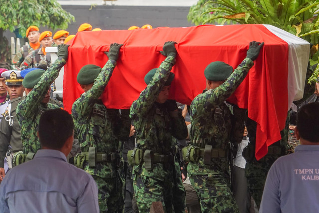 Jenazah mantan Menteri Pertahanan periode 2014-2019, Jenderal TNI (Purn) Ryamizard Ryacudu dimakamkan secara militer di Taman Makam Pahlawan Kalibata, Jakarta Selatan, Senin (1/6/2026).
 Foto: Iqbal Firdaus/kumparan