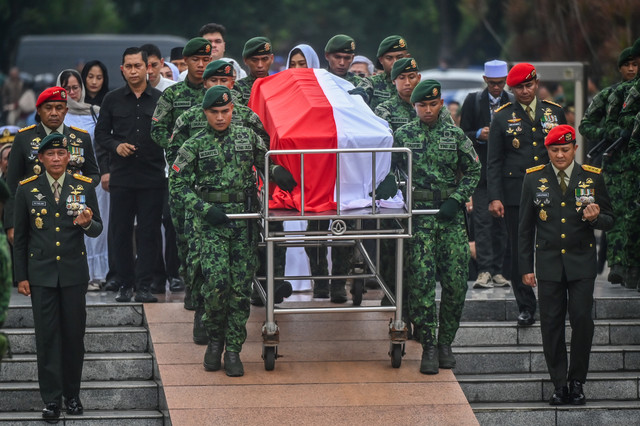 Prajutit TNI membawa peti jenazah mantan Menteri Pertahanan Ryamizard Ryacudu saat upacara pemakaman di Taman Makam Pahlawan (TMP) Kalibata, Jakarta, Senin (1/6/2026). Foto: Rivan Awal Lingga/ANTARA FOTO