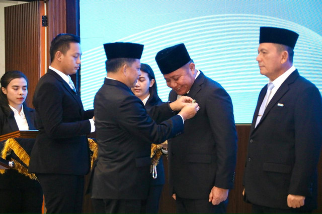 Prosesi penyematan tanda kehormatan Satyalancana Wira Karya dilakukan oleh Menteri Dalam Negeri (Mendagri) Muhammad Tito Karnavian di Gedung Sasana Bhakti Praja (SBP) Kementerian Dalam Negeri (Kemendagri), Jakarta, Senin (1/6/2026). Foto: Kemendagri RI