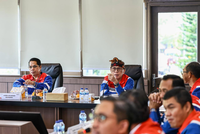 Komisaris Utama sekaligus Komisaris Independen Pertamina Mochamad Iriawan (kedua dari kiri) bersama Dewan Komisaris Pertamina mengunjungi Integrated Terminal (IT) Manggis, di Karangasem, Bali. (Kamis, 28/5/2026). Foto: Dok. Pertamina