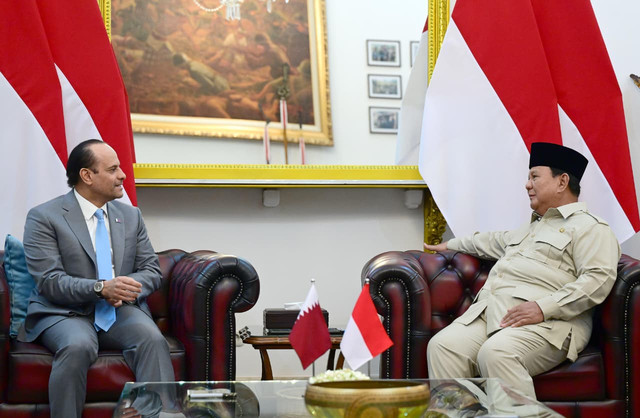 Presiden Republik Indonesia, Prabowo Subianto, berbincang dengan Wakil Perdana Menteri sekaligus Menteri Negara Urusan Pertahanan Qatar, Sheikh Saoud bin Abdulrahman bin Hassan bin Ali Al Thani di Istana Merdeka, Jakarta, Senin (1/6). Foto: Muchlis Jr/Biro Pers Sekretariat Presiden