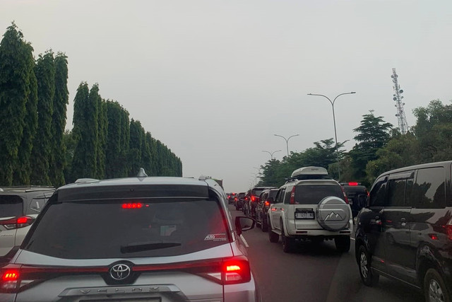 Kepadatan lalu lintas Tol Jagorawi arah Jakarta, Minggu (1/6/2026). Foto: Mirsan Simamora/kumparan