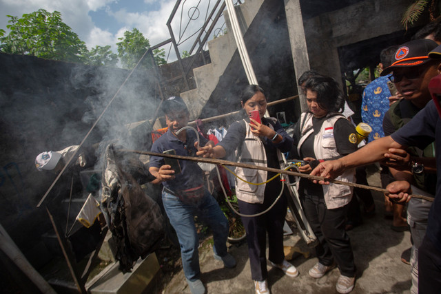 Tim peneliti dari Universitas Gadjah Mada (UGM) melakukan pengukuran kandungan gas pada api yang membakar sebuah baju di rumah Mutfiana warga Seyegan, Sleman, D.I Yogyakarta, Senin (1/6/2026). Foto: Andreas Fitri Atmoko/ANTARA FOTO