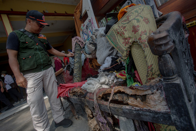 Petugas BPBD mengamati barang-barang yang terbakar di rumah Mutfiana, warga Seyegan, Sleman, D.I Yogyakarta, Senin (1/6/2026). Foto: Andreas Fitri Atmoko/ANTARA FOTO