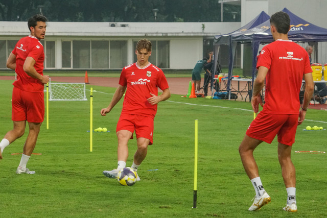 Pemain Timnas Indonesia Luke Vickery mengikuti latihan di Stadion Madya, Kompleks GBK, Senayan, Jakarta, Senin (1/6/2026). Foto: Iqbal Firdaus/kumparan