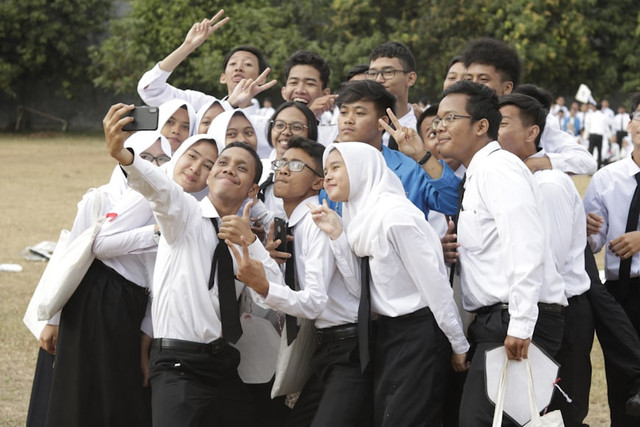 Ilustrasi Kesan dan Pesan Perpisahan Sekolah untuk Teman dan Guru, Foto: Unsplash/Rijki Budiman