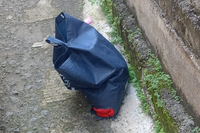 Kantong belanja berisi bayi ditemukan di pinggir jalan gang di Desa Growong Kidul, Kecamatan Juwana, Kabupaten Pati, Senin (1/6/2026). Foto: Dok. Wagini
