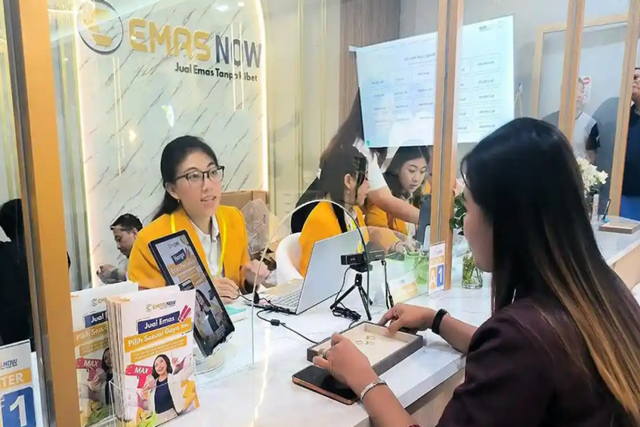Platform EMASNOW saat melayani konsumen