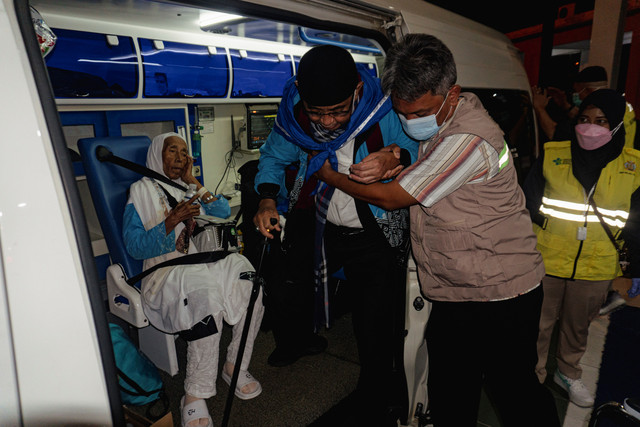 Petugas membantu seorang haji lansia turun dari ambulans setibanya di Asrama Haji Batam, Kepulauan Riau, Senin(1/6/2026). Foto: Teguh Prihatna/ANTARA FOTO