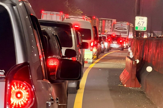 Kendaraan terjebak macet di Tol Jakarta-Cikampek KM 67 arah Jakarta, Senin (1/6/2026). Foto: kumparan