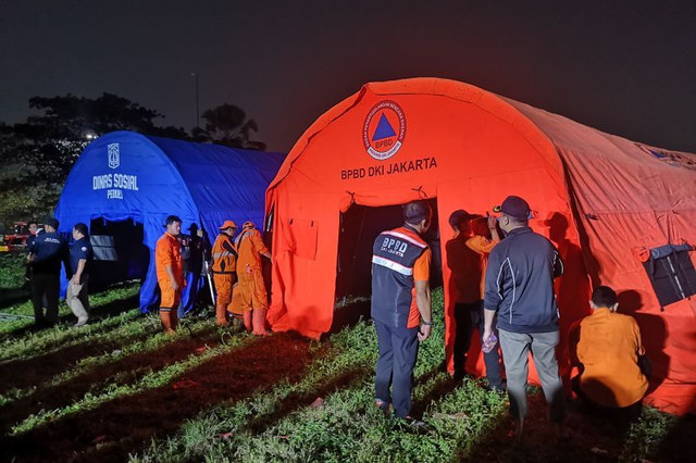 Petugas mendirikan tenda bantuan kedaruratan bencana kebakaran di wilayah Kebon Kosong, Kemayoran, Jakarta Pusat, Selasa (2/6/2026) Foto: ANTARA/Abdu Faisal