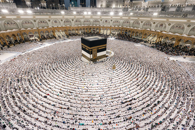 Jemaah haji dan umrah melaksanakan salat berjemaah 1 Juni 2026. Foto: @AlharamainSA
