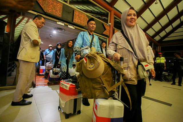 Jemaah haji kloter pertama asal DKI Jakarta tiba di Terminal 2 F Khusus Haji dan Umrah Bandara Soekarno Hatta, Tangerang, Banten, Senin (1/6/2026). Foto: Muhammad Iqbal/ANTARA FOTO