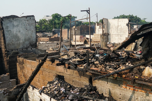 Sejumlah warga menyisir sisa-sisa bangunan yang hangus terbakar untuk mencari barang yang masih dapat digunakan di Kebon Kosong, Kemayoran, Jakarta Pusat, Selasa (2/6/2026). Foto: Iqbal Firdaus/kumparan