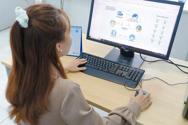 Ilustrasi mempelajari contoh surat lamaran kerja MBG bagian admin. Foto: Pexels