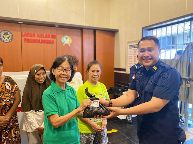 Humas Lapas Probolinggo - Wujud Kepedulian, Lapas Probolinggo Bagikan Daging Kurban Kepada Warga Sekitar Lapas 