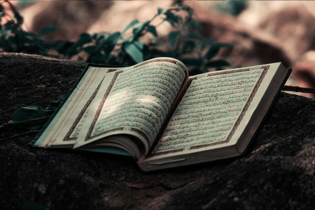 Sebuah Al Quran terbuka foto by Pxeles