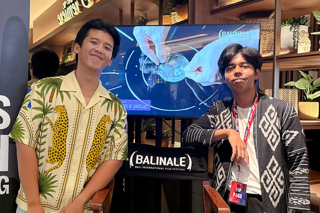 Mirza Mazini, mahasiswa IKJ sekaligus sutradara film pendek "Holy Salt" yang berhasil menembus perhelatan Balinale 2026. Foto: Salsha Okta Fairuz/kumparan