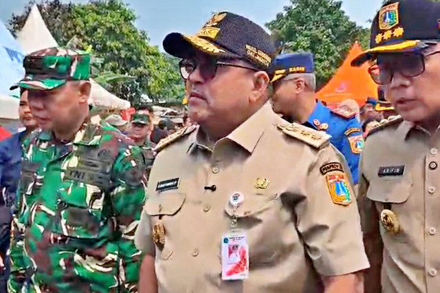 Wakil Gubernur DKI Jakarta, Rano Karno meninjau lokasi kebakaran di wilayah Kemayoran, Jakarta Pusat, Selasa (2/6/2026). Foto: Aditya Nugraha/kumparan