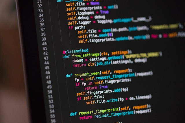 Ilustrasi bagaimana penggunaan array dan method dalam pemrograman Java dapat membantu membuat program menjadi lebih terstruktur, efisien, dan mudah dikembangkan. Foto: Chris Ried/Unsplash