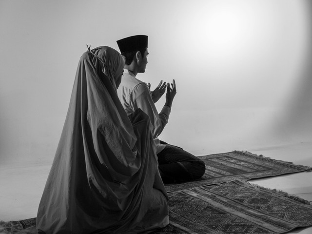 Seorang suami istri sedang sholat bareng foto by Pexels