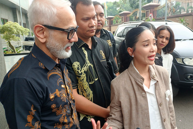 Bunga Zainal (Kanan) dampingi suaminya, Sukhdev Singh (Kiri) mendatangi Propam Mabes Polri. Foto: Aprilandika Pratama